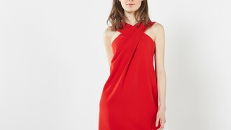 Vestido rojo con los hombros descubiertos
