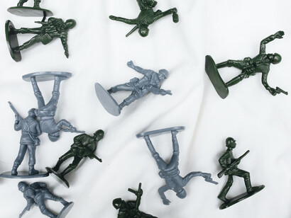 Brinquedos de exército. Se ser soldado para os meninos desta narrativa já é muito bom, ser elegido capitão ou até coronel, é uma honra
