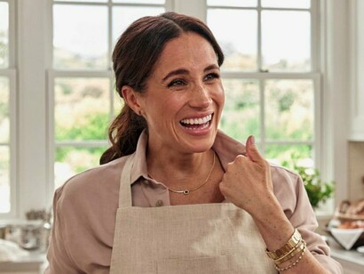 Meghan Markle em cena de sua série. Pequenas coisas entregues com grande prazer, tudo de um jeito fácil mas que impressiona, criando memórias e cheiros, através de episódios coloridos com flores, frutas, lima, limão, abacaxi, manga e morangos, é todo o processo de preparar e cozinhar para servir bem ao lado de uma companhia que vale a pena