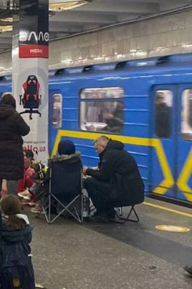 Menschen in einer U-Bahn-Station während der russischen Invasion, Kiew, Ukraine, 2022