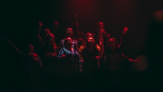 El coro mimetiza los gestos, aunque el corifeo esté ausente