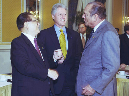 Le président Clinton au déjeuner des membres permanents du Conseil de sécurité de l’ONU avec Jiang Zemin et Jacques Chirac, le 7 septembre 2000. Photo de Sharon Farmer