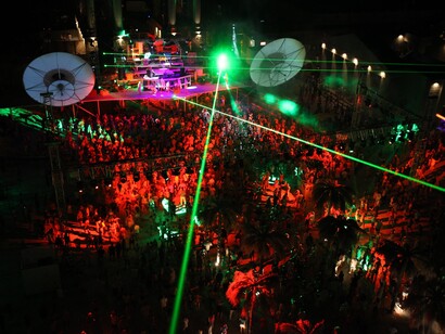 Concierto nocturno en un festival de música electrónica