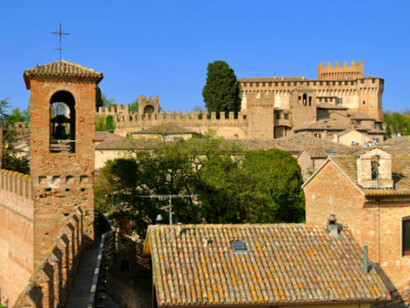La rievocazione medioevale oltre che il fascino della storia di Paolo e Francesca sono alla base del fiorente turismo odierno a Gradara