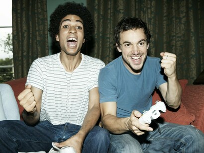 Dos amigos jugando a un videojuego