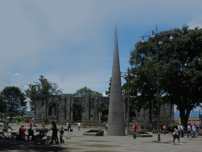 La Plaza Mayor de Cartago con el obelisco que ha sido reemplazado por la estatua que celebra el bicentenario