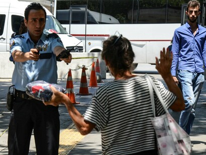Un policía turco detiene a una ciudadana
