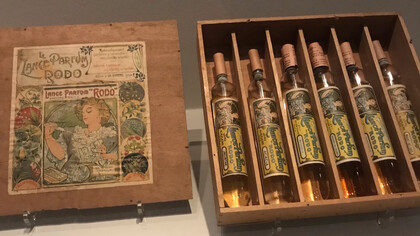 Alphonse Mucha. Qu’il s’agisse du lancement du parfum Rodo, des bières de la Meuse ou du papier à cigarettes JOB, toutes les grandes marques veulent s’associer au modernisme, le style Mucha