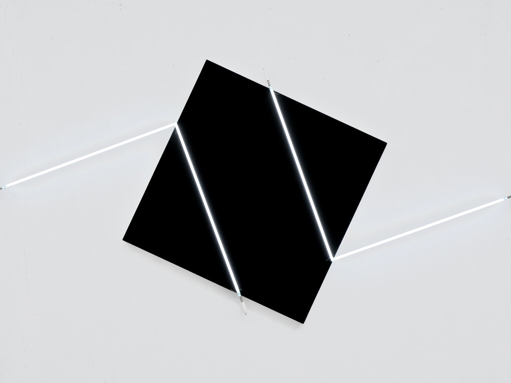 François Morellet, Contresens n°1, 2014 Acrilico su tela su legno e neon bianco, 133x274 cm Courtesy A arte Invernizzi, Milano
