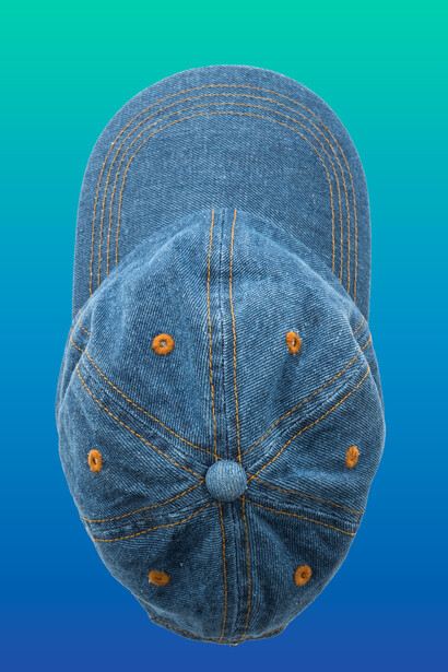 Boné jeans. Acessórios como sapatos e bolsas, sem esquecermos das jaquetas que já são uma opção clássica