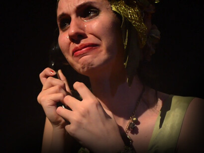 Anakarina Fajardo interpreta a Ligia Parra Jahn en el soliloquio 'Amor de página roja', parte del proyecto 'Matria' dirigido por José Tomás Angola 