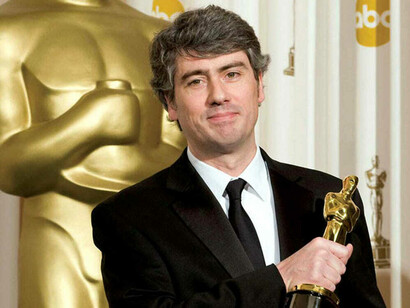 Dario Marianelli con l'Oscar vinto nel 2008