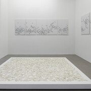Ou elles volent, ou elles tombent. Courtesy of Buchmann Galerie