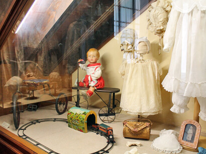 Vida burguesa, Exhibition view. Courtesy of Museo Unicaja de Artes y Costumbres Populares
