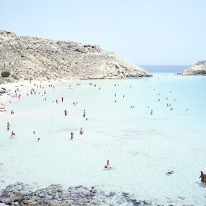 Massimo Vitali, Lampedusa, 2012, chromogenic print on Diasec, 185.4 x 236.2 cm, courtesy the artist and Ronchini Gallery