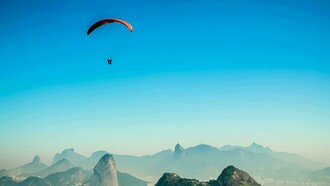 Asa-delta sobrevoa o Rio de Janeiro. O vôo de asa-delta e de parapente é muito seguro. É uma escolha da pessoa após ouvir os instrutores e guias turísticos. Normalmente esses voos têm duração de 10 minutos e ocorrem em dias ensolarados