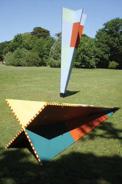 Philippe Richard, Flèches, 2009, peinture en volume, acrylique sur bois, 510 x 122 cm, Exposition 777 Château de Kerpaul Loctudy, Crédit photo Philippe Richard