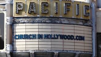 Fachada abandonada do Pacific Cinema, convertido em igreja. Desde que a década atual começou, várias sagas que antes eram consideradas sucessos garantidos, começaram a fracassar