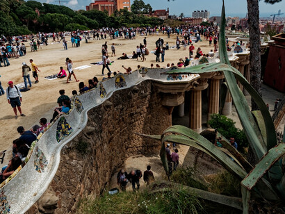 Antoni Gaudí i Cornet (1852-1926). Gaudí pregunta: ¿Cómo proyectaría la naturaleza? La degeometría pregunta: ¿Cómo proyecta el territorio cuando nadie pretende dominarlo?
Parque Güell - Vista panorámica de la plaza principal, 1900-1914. Barcelona, España