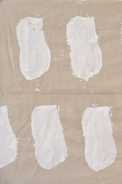 Claude Viallat, Sans titre n°200, 2014, Acrylique sur tissu beige, 110 x 110 cm, Courtesy Galerie Daniel Templon, Paris & Brussels. Crédit photo : B. Huet/Tutti