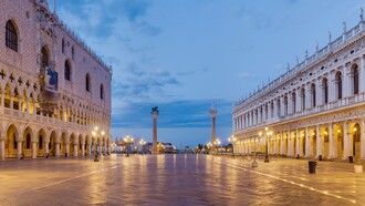 La Piazzetta San Marco a Venezia, elegante anticamera della celebre Piazza, accoglie i visitatori tra le colonne di San Marco e San Todaro, con lo sguardo rivolto verso la laguna. Piazzatta San Marco, Venezia, Italia