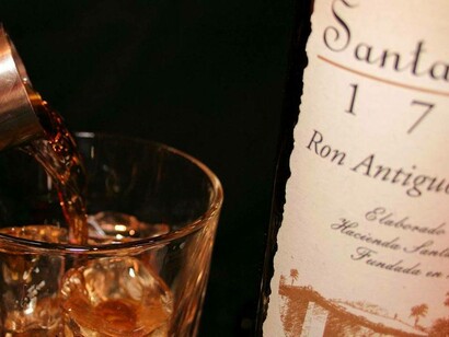 Sirviendo un trago de ron