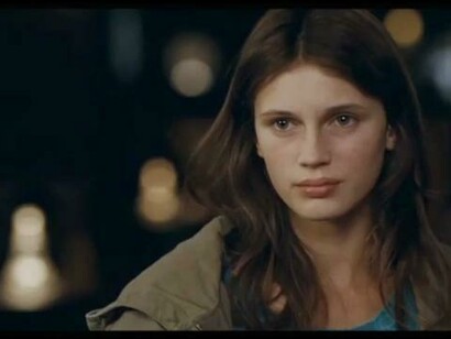 Marine Vacht in una scena del film Giovane e bella