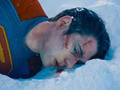 La figura de Clark Kent, reinterpretada por James Gunn, muestra cómo el mito del inmigrante y del hombre común se adapta a las nuevas sensibilidades globales, buscando relevancia en una sociedad hiperconectada