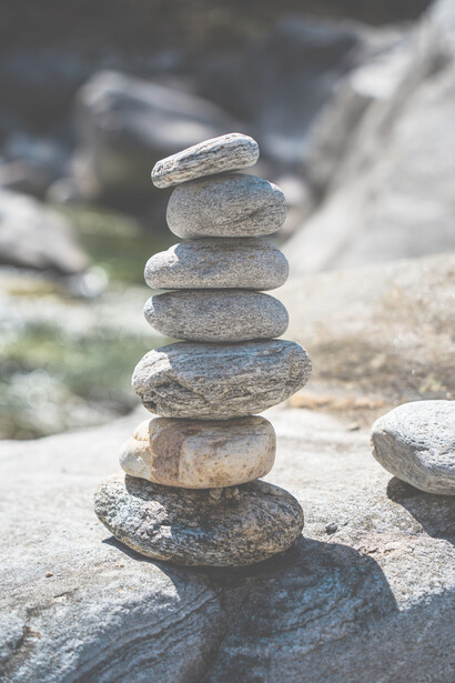 Pietre in equilibrio. Tenere in buono stato di equilibrio e di risonanza con gli altri corpi sottili il corpo psichico significa mantenere una buona lucidità nella visione delle cose ma soprattutto un buon equilibrio tra la ragione del cervello testa e la ragione del cervello cuore
