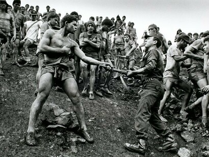 A série "Serra Pelada", realizada por Sebastião Salgado na década de 1980, documentou a intensa atividade do garimpo de ouro no Pará. Suas fotografias transformaram o cotidiano dos trabalhadores em um registro histórico das condições de trabalho, das desigualdades sociais e da dimensão humana daquela corrida pelo ouro
