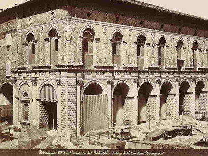Before and After. Courtesy of Museum für Fotografie