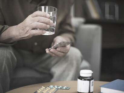 O momento da escolha entre se automedicar ou não