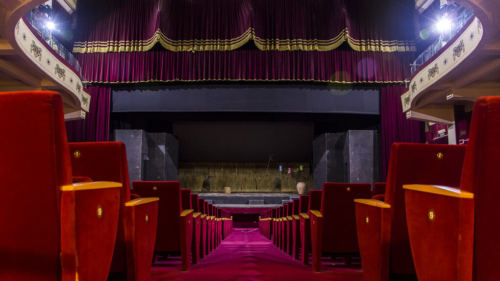 Palcoscenico teatrale. Teatro "Al Massimo": un faro culturale nel cuore di Palermo, Italia