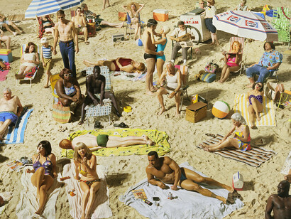 Alex Prager, Crowd #3 (Pelican Beach), 2013, Archival pigment print, Courtesy the artist and Lehmann Maupin, New York and Hong Kong