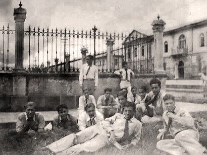 Estudiantes en las afueras del Liceo de Costa Rica, San José