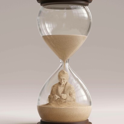 Concetto di tempo che scorre con clessidra: "Abbiamo un modo per etichettate ogni singolo secondo che scorre. A volte è così asfissiante. Sembra di essere chiusi in una gabbia"