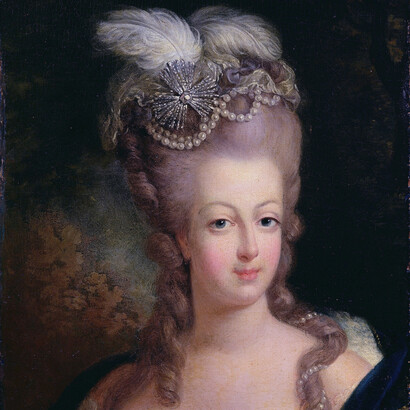 Com uma narrativa única e personagens inspirados na vida real, Rosa de Versailles destaca as complexas relações entre realeza, política e o povo francês no século XVIII. Retrato de Maria Antonieta da Áustria pintado por Jean-Baptiste André Gautier-Dagoty, 1775
