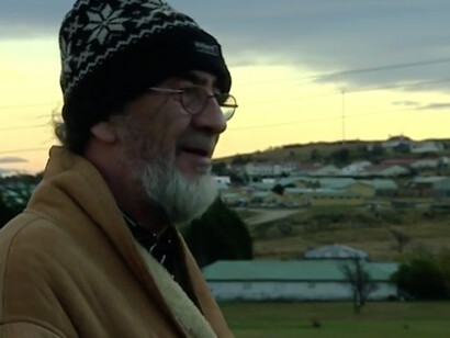 En 1973 era estudiante y dirigente estudiantil de la Universidad Técnica del Estado de Magallanes, en Punta Arenas, y fue acusado de esconder armas en el recinto. "A Sangre fría- Pinochet y el Plan Z", 2003. Documental de Wilfried Huismann y Raúl Sohr. Punta Arenas, Chile