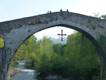 El puente es el símbolo de la ciudad. Puente romano, Cangas de Onis, Asturias, España