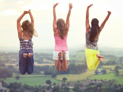 Tres amigas disfrutando de la vida juntas