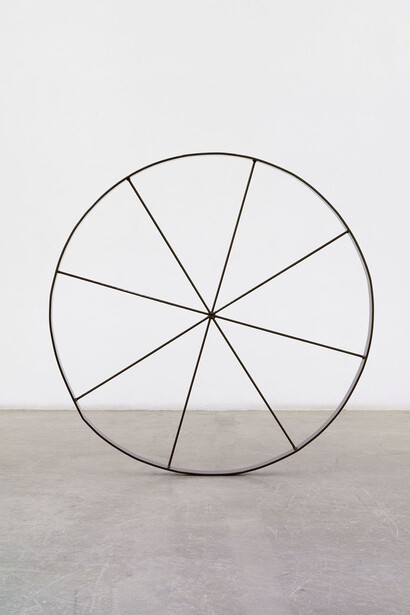 Gary Hume, The Wonky Wheel (Brown), 2014, Smalto su alluminio / Gloss paint on steel, Ø 128 x 6 cm / Ø 50 1/2 x 2 1/2 inches, Photo by Alessandro Zambianchi, Courtesy Massimo De Carlo, Milano/London