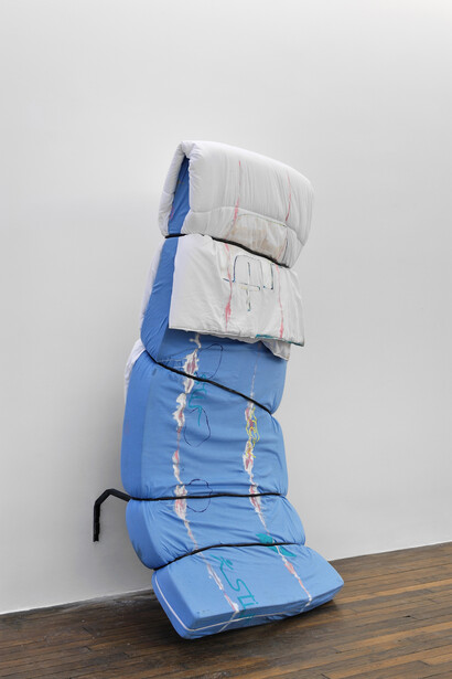 Jean-Alain Corre, Métro bondage, 2015, Matelas, acrylique, couette, acier, câbles électriques, 90 x 180 x 86 cm, Photo : Rebecca Fanuele, Courtesy galerie Thomas Bernard-Cortex Athletico