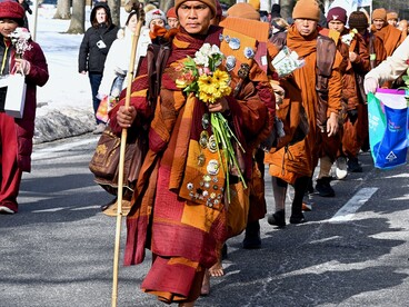 I monaci buddhisti Theravada del movimento Walk for Peace hanno attraversato gli Stati Uniti percorrendo circa 3.700 chilometri a piedi per diffondere un messaggio di pace, nonviolenza e consapevolezza. Foto di Maryland GovPics