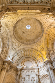 Es costumbre de los sevillanos visitar el templo del divino Salvador antes de acudir a la Catedral, ya que históricamente el Salvador ha sido considerado una de las iglesias más importantes de la ciudad después del principal templo metropolitano. Sacristía Mayor de la Catedral de Sevilla, España