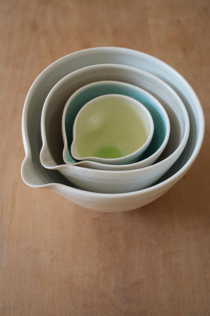 Linda Bloomfield, Pouring bowls: Dimpled pouring bowls, diameter 12 cm, photo Emma Lee