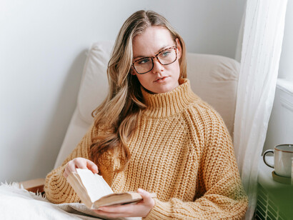 Eclipse de fuerzas opuestas que produce lo nuevo: pequeño, íntimo, inmenso, universal