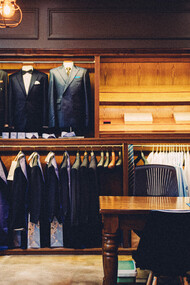 Sastrería de vestimenta formal para hombres. El código de vestimenta es un conjunto de reglas sociales y culturales con respecto a la ropa, zapatos y complementos para cada ocasión