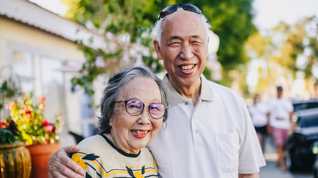 Casal oriental juntos há mais de 60 anos sorriem em um dia ao ar livre
