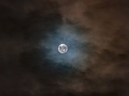 Luna piena di notte: la montagna era parecchio silenziosa a quell’ora della sera, ma gli ultimi sprazzi di tramonto rendevano tutto magico