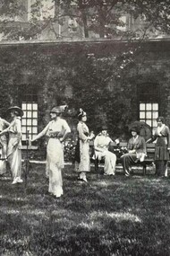 La stilista Lucy Christiana Sutherland, conosciuta come Lady Duff Gordon, e le sue modelle in un giardino